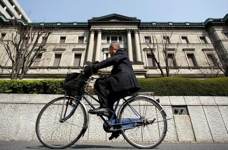 　１２月１４日、日銀が発表した１２月短観は、前回調査比で大企業製造業が４ポイント改善、同非製造業が横ばいにとどまった。写真は都内の日銀本店前で２００９年３月撮影（２０１６年　ロイター/Yuriko Nakao）