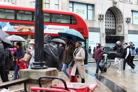 ５月２３日、Ｓ＆Ｐグローバル／ＣＩＰＳが２３日に発表した５月の英国の総合購買担当者景気指数（ＰＭＩ）速報値は５３．９となり、１年ぶりの高水準だった前月の５４．９から低下した。ロンドンで４月撮影（２０２３年　ロイター/Anna Gordon）