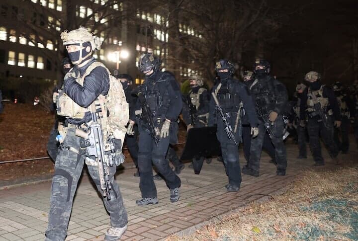 12月4日未明に戒厳令解除が決議された後、国会から撤収する兵士たち　YonhapーREUTERS