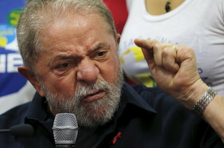 ３月１６日、ブラジルの内閣改造で、ルセフ大統領はマネーロンダリングなどの容疑で訴追されたルラ前大統領（写真）を官房長官に任命した。ルラ氏が入閣することになったことに対し、各都市で抗議デモが発生している。サンパウロで４日撮影（２０１６年　ロイター/Paulo Whitaker）