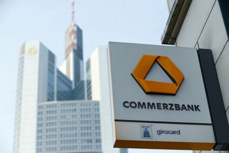 　８月３日、ドイツのコメルツ銀行が発表した第２・四半期決算は予想を上回る黒字に転換した。金利上昇が寄与した。写真は同社のロゴ。２０１７年２月、フランクフルトで撮影（２０２２年　ロイター/Ralph Orlowski）
