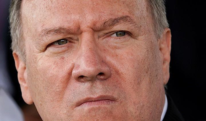 トランプ米大統領の対ウクライナ圧力疑惑を巡り、ポンペオ国務長官は、大統領弾劾訴追に向けて調査を進める下院委員会が要請した国務省の高官ら５人の宣誓証言を拒否する考えを示した。９月３０日、バージニア州アーリントンで撮影（２０１９年　ロイター/Kevin Lamarque）