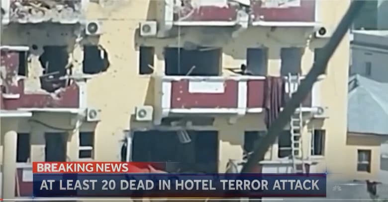 ソマリアの首都モガディシュで19日夜、武装勢力アル・シャバブがホテルを襲撃し、市民ら少なくとも12人が死亡した。　NBC News / YouTube