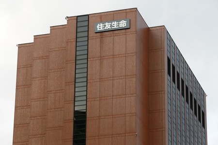 　４月２５日、住友生命保険は、２０１８年度の資産運用計画で、為替ヘッジ付き外国債券への投資についてはドル以外の通貨への分散を進める方針を示した。写真は同社のロゴ。２００９年８月に東京本社で撮影（２０１８年　ロイター）