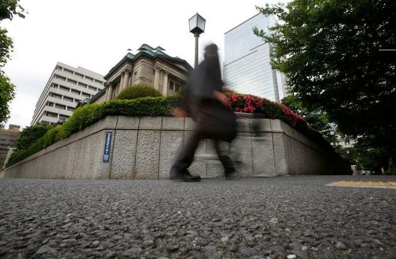 国内主要生保の2020年度一般勘定資産運用計画が出そろった。世界的な金利低下が進む中、国債への投資には国内、海外ともに慎重な姿勢をみせているのが特徴だ。2013年5月29日、日銀本店外で撮影（2020年　ロイター/Yuya Shino）