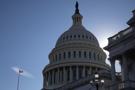 バイデン米政権は新型コロナウイルスワクチンや治療法、検査、研究などパンデミック（世界的大流行）への対応を強化するために３００億ドルの追加資金を議会に要請すると、関係筋が述べた。写真は２月９日、ワシントンで撮影（２０２２ 年　ロイター／Tom Brenner）