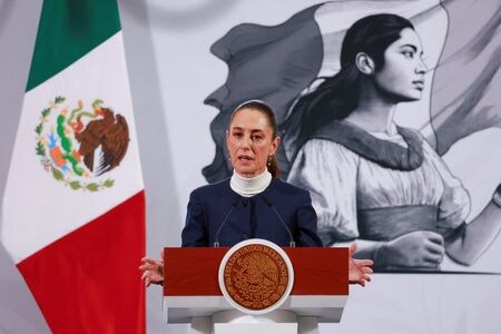 ２月３日、メキシコのシェインバウム大統領（写真）は、トランプ米大統領が表明していた輸入関税の発動時期を延期させることに成功し、外交面で就任以来最大の試練をひとまず乗り切ったようだ。同日、メキシコ市で撮影（２０２５年　ロイター/Raquel Cunha）