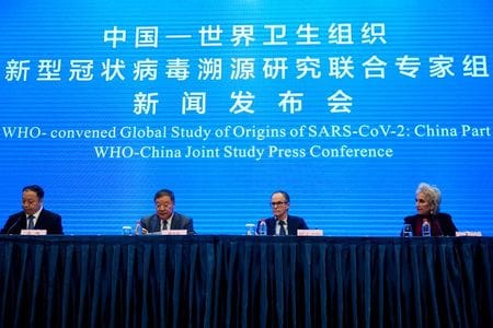 　中国国家衛生健康委員会の専門家は９日、新型コロナウイルスが２０１９年末に湖北省武漢市で特定される以前から他の地域で流行していた可能性があったとの見解を示した。写真は会見する国家衛生健康委員会とＷＨＯの高官。９日武漢で撮影（２０２１年　ロイター/Aly Song）