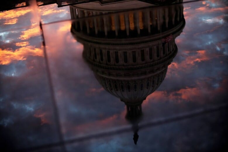 11月6日、米中間選挙で下院の過半数を失った与党共和党には、トランプ大統領の挑発的な論調や強硬なアジェンダの下で一体化する、さらに「トランプ色」の強い議員たちが残ることになる。写真はワシントンで、ガラスに写った連邦議事堂