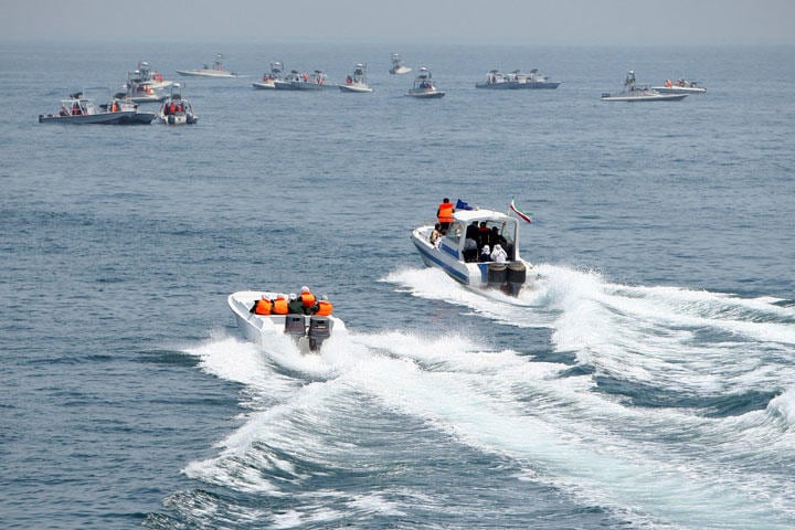 2010年の海上演習に参加したイラン革命防衛隊の高速ボート　Fars News-REUTERS