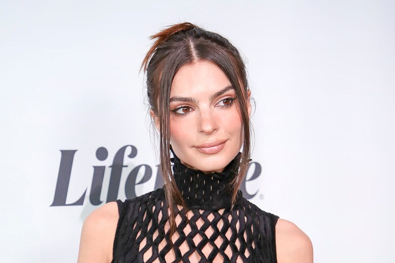 30代もスケスケ衣装でイケイケなエミリー・ラタコウスキー（2022年5月、ニューヨーク）　Ron Adar-Shutterstock