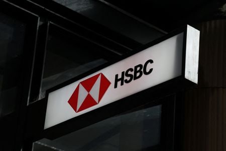 　２月２６日　英金融大手ＨＳＢＣはシンガポールの生命保険商品マニュファクチャリング事業の売却プロセスを開始した。写真はＨＳＢＣのロゴ。２０２５年８月、豪シドニーで撮影（２０２６年　ロイター／Hollie Adams）