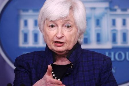 ５月２７日、イエレン米財務長官は、このところの物価上昇は一過性のもので、米経済のスラック（需給の緩み）は解消していないとの見方を示した。ただ、ホワイトハウス、議会、財務省は状況を緊密に注視しており、必要に応じて対応する手段を有していると述べた。写真は５月７日、記者会見するイエレン長官（２０２１年　ロイター／Jonathan Ernst）