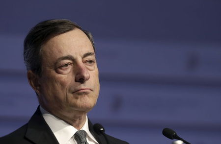 　５月２１日、ドラギ欧州中央銀行（ＥＣＢ）総裁は、欧州の経済状況は改善したが、成長は依然として極めて弱く、一部の国ではインフレも低過ぎるとの認識を示した。４月撮影（２０１５年　ロイターREUTERS/Ints Kalnins）