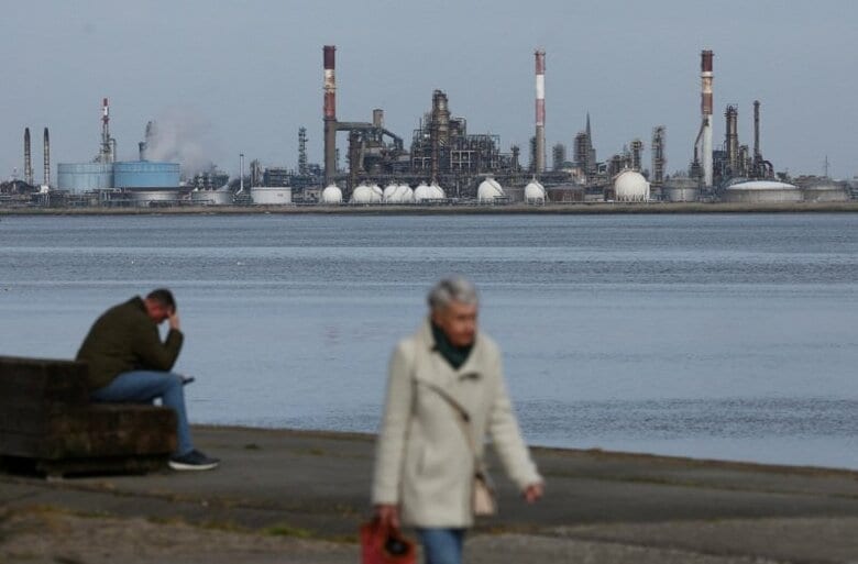 写真はフランスのサン・ナゼール近郊ドンジュにあるトタルエナジーズの製油所。2026年3月27日撮影。REUTERS/Stephane Mahe