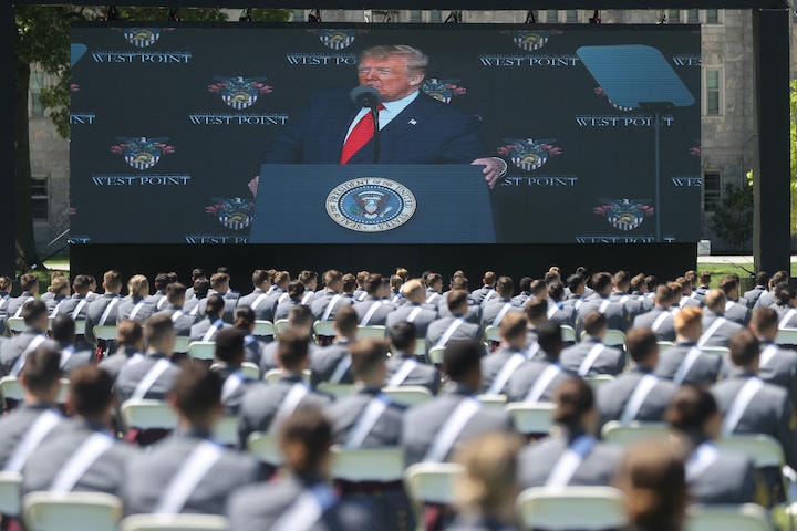 軍は選挙結果に介入する立場にないが、巻き込まれる可能性はある（写真は6月、米陸軍士官学校の卒業式に祝辞を述べるトランプ）　Jonathan Ernst-REUTERS