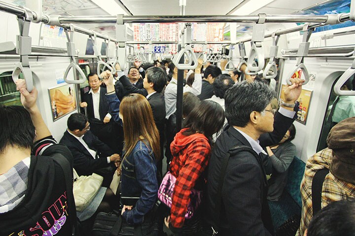 乗客に線路を歩いて避難させるのは大変に危険　lechatnoir-iStock.