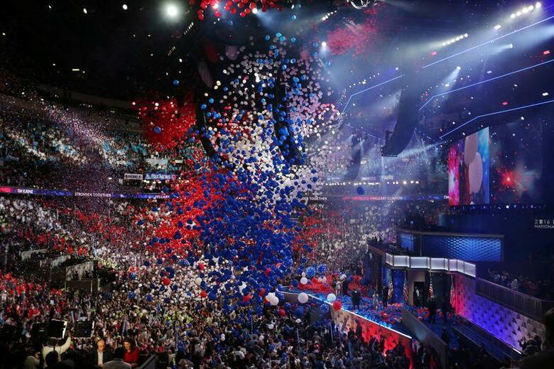 米国の歴史上、大統領選候補者指名の党大会は約200年も前に開催が始まった。写真は2016年7月に開催された、民主党の党大会のワンシーン(2020年　ロイター/Scott Audette)