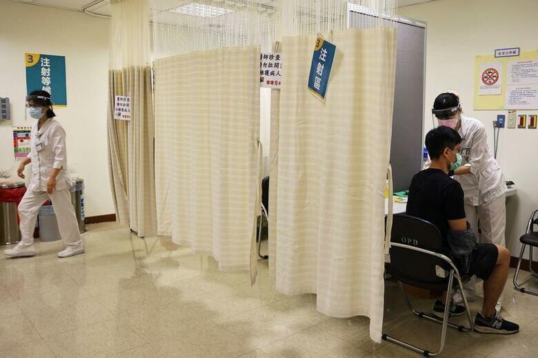 台湾で新型コロナウイルス感染が急増していることを受け、台湾政府に中国製のコロナワクチンを受け入れるよう圧力が高まっている。新北市の病院で20日撮影（2021年　ロイター/Ann Wang）