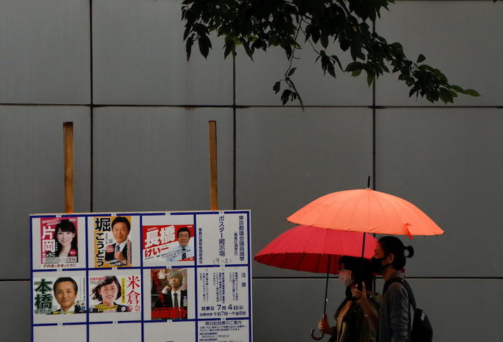 都議選投票日。20代の投票率は28％と最も低かった（7月4日）　Issei Kato-REUTERS