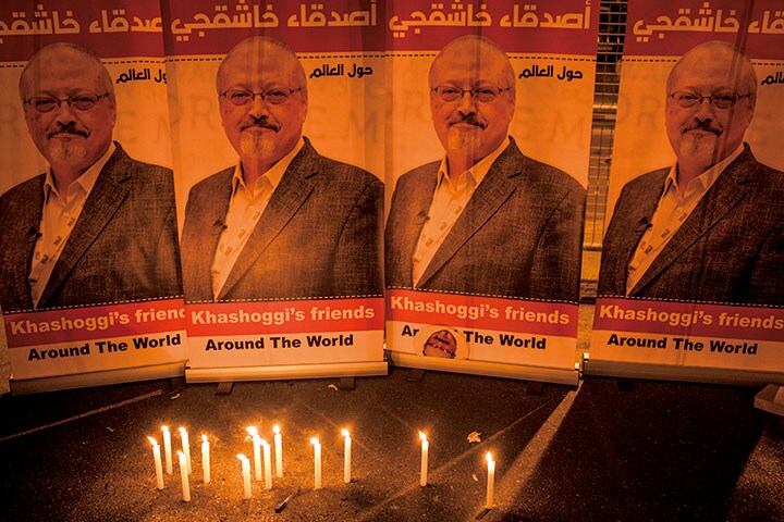 トルコのサウジ総領事館前ではカショギ追悼集会が行われた　Chirs MacGrath/GETTY IMAGES