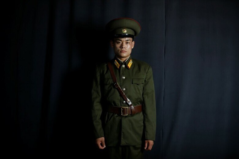 ４月１２日、脱北者のほとんどが、国境の川を越えて北朝鮮から逃れている。ソウルにたどり着いた脱北者に、話を聞いた。写真は北朝鮮人民軍に在籍していたチョン・ミンウさん。ソウルで２０１７年８月撮影（２０１８年　ロイター/Kim Hong-ji）