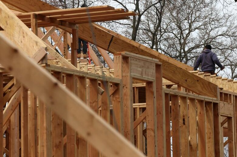 米ニューヨーク州マンハセットにある新築住宅の建設現場。2025年4月撮影。REUTERS/Shannon Stapleton