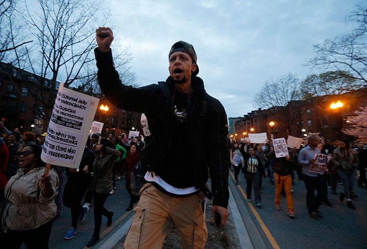 白人警官の黒人に対する暴力に抗議するボストン市民（2015年4月）　Brian Snyder-REUTERS