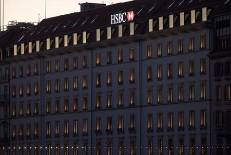 １１月２８日、英フィナンシャル・タイムズ紙は、金融大手ＨＳＢＣホールディングスが不振が続く北米事業の選択肢として米リテール・バンキング事業からの完全撤退を検討していると報じた。写真はＨＳＢＣのロゴ。ジュネーブで１８日撮影（２０２０年　ロイター/Denis Balibouse）