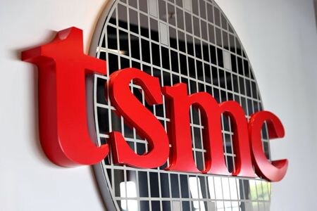 半導体受託生産で世界最大手の台湾積体電路製造（ＴＳＭＣ）は２６日、ドイツに新工場を建設する可能性に関し、協議は初期段階でまだ確定的なことは言えないと表明した。写真は同社のロゴ。２０２１年１月１９日に台湾・新州市の本社で撮影。（２０２１年　ロイター／Ann Wang）