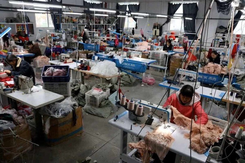 ３月３１日、ウォルマート・ストアーズやコストコなど米小売り大手と、こうした企業に商品を納める中国の製造業者は、トランプ米政権による相次ぐ対中関税引き上げでいずれも苦境に立たされている。写真は昨年１１月、中国江蘇省連雲港市内の下着工場で撮影（２０２５年　ロイター/Florence Lo）