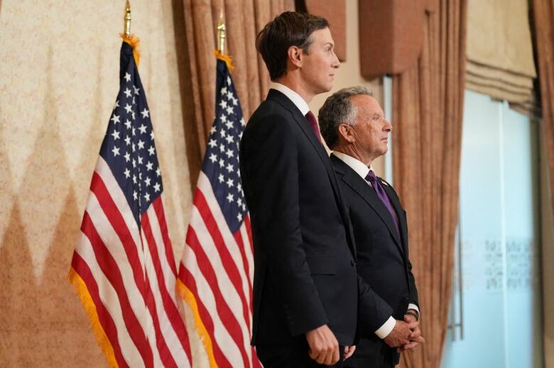 イランとの交渉を担当しているトランプ米大統領の娘婿のクシュナー氏（左）とウィトコフ特使。４月１２日、パキスタンのイスラマバードで撮影（２０２６年　代表撮影）