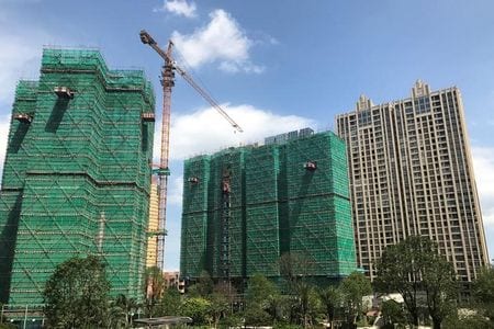 　中国人民銀行（中央銀行）が２４日発表した声明によると、中国規制当局は不動産部門の信用の伸びの安定を維持し、新型コロナウイルス流行で打撃を受けた個人を支援する方針。写真は２０１７年８月、広東省恵州で建設中の建物（２０２２年　ロイター／Clare Jim）
