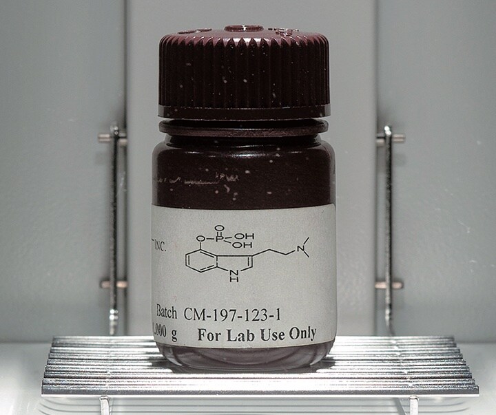 研究室に厳重に保管されている合成シロシビン　PAUL TAGGARTーBLOOMBERG／GETTY IMAGES