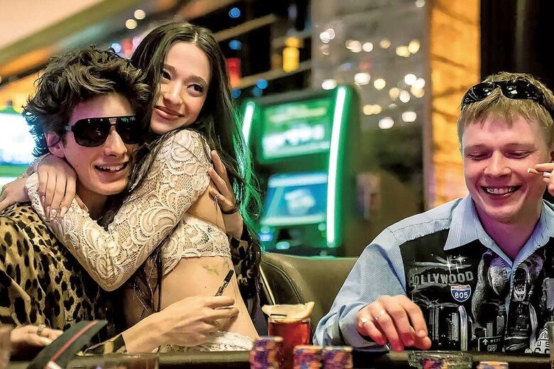 ベイカーが描く主人公のアノーラ（中央）は自力で幸せを勝ち取ろうとする　NEONｰSLATE