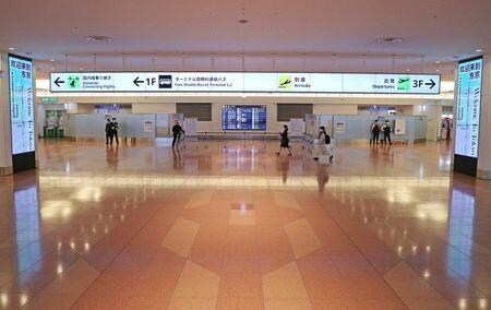 　１月１０日　厚生労働省はブラジルから日本に到着した４人から、新型コロナウイルスの新たな変異種が検出されたと発表した。写真は羽田空港国際線の到着ロビー。１２月２８日、東京で撮影（２０２１年　時事通信）