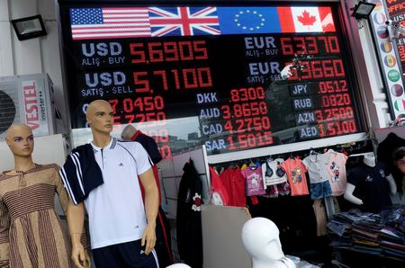 トルコ中央銀行は７日、ドルへの依存を減らしリラ建て国債の利回りを抑えるための新たな措置を発表した。イスタンブールの外貨両替所で２０１９年撮影。（2023年　ロイター/Murad Sezer）