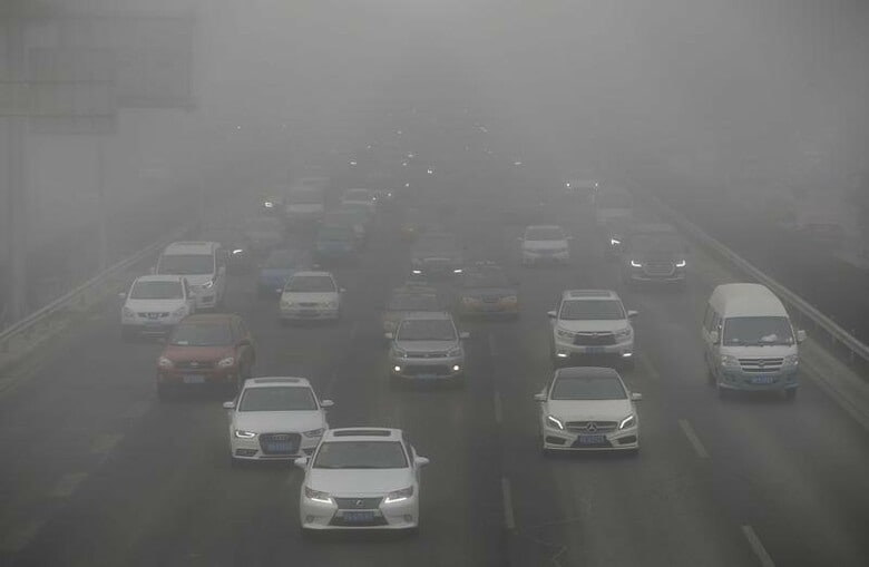 ９月3日、中国の環境保護省は、地球温暖化の影響で今年の秋と冬の気候が例年よりも温暖で多湿となることから、スモッグの発生リスクが高まる可能性があるとの見通しを示した。写真は２月に北京で発生したスモッグの中走る自動車の様子（２０１７年　ロイター／Jason Lee）