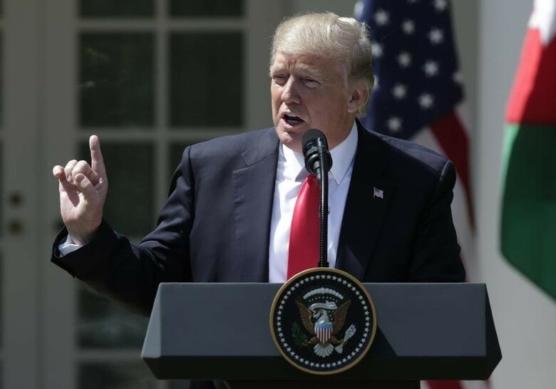 ４月６日、米当局者によると、シリア政府軍が禁止されている化学兵器を使用したとされ、多数の死者が出たことを受けて、米軍は巡航ミサイルによるシリア空爆を開始した。写真は、シリアでの化学兵器使用について語るトランプ米大統領。ワシントンで５日撮影（２０１７年　ロイター/Yuri Gripas）