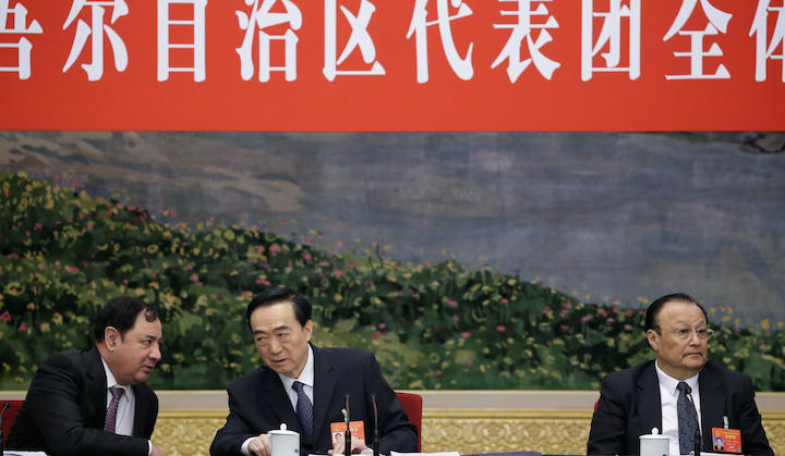 新疆ウイグル自治区代表団の会議に出席する陳全国（中央） Jason Lee-REUTERS
