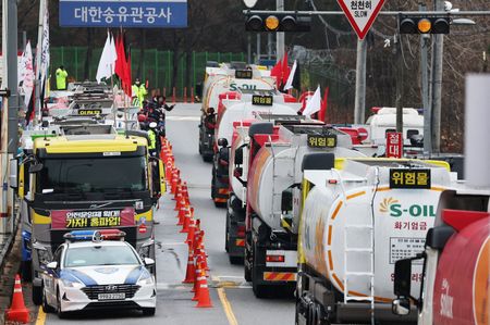 １１月２８日、    韓国でトラック運転手による全国的なストライキが５日目となり、政府と労働組合側の初回交渉は合意に至らなかった。写真はストライキに参加する運転手が運転するトラック。城南市で撮影（２０２２年　ロイター/Yonhap）