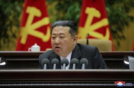 　北朝鮮の金正恩朝鮮労働党総書記（写真）は、先月３０日に死去した中国の江沢民・元国家主席について、北朝鮮の社会主義の大義を支持し、両国関係の発展に貢献したとして、中国に哀悼の意を表した。国営ＫＣＮＡが伝えた。写真はＫＣＮＡが３月提供（２０２２年　ロイター）
