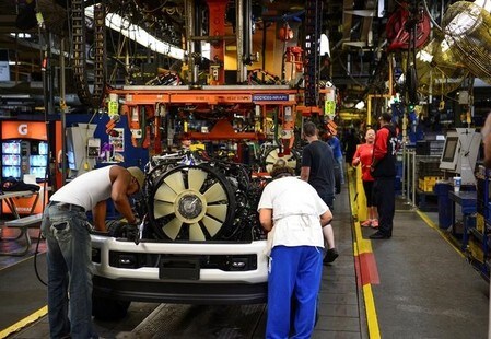 1月６日、昨年１１月の米製造業の新規受注は５カ月ぶりに減少し、前月比２．４％減となった。写真は昨年９月、ケンタッキー州ルイビルのフォード工場で撮影。（２０１７年　ロイター/Bryan Woolston/File Photo）