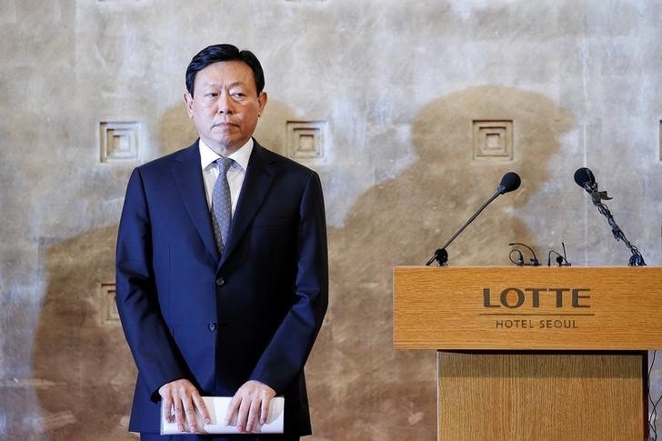 ２月１３日、韓国のソウル中央地裁は、ロッテグループ会長の辛東彬（日本名・重光昭夫）氏に対し、贈賄罪で懲役２年６月の実刑判決を言い渡した。写真は同会長。ソウルで２０１６年撮影（２０１８年　ロイター/Kim Hong-Ji）