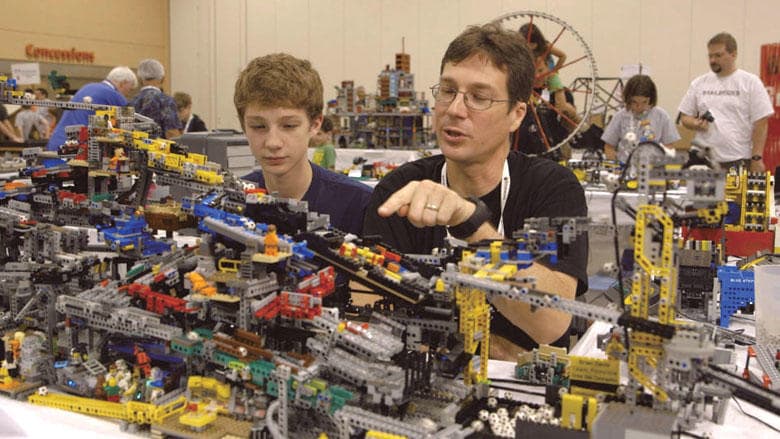 創造力と根気を糧にブロックの世界は無限に広がる（映画『ビヨンド・ザ・ブリック』より） COURTESY THE TRIBECA FILM FESTIVAL