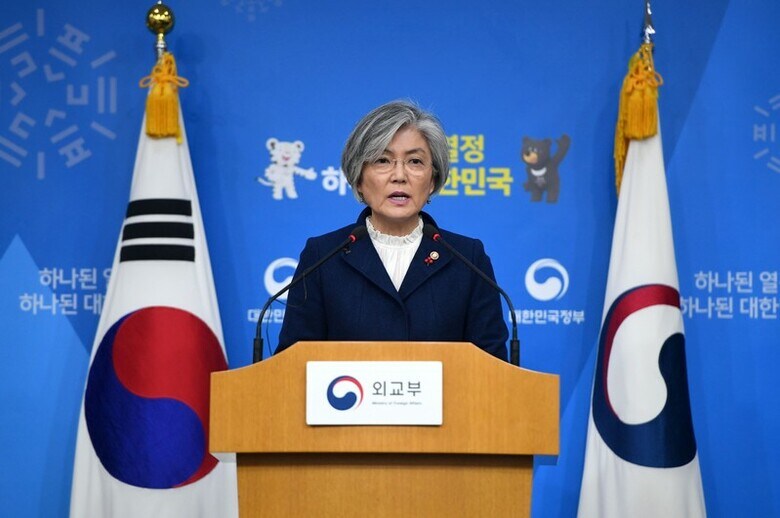 １月９日、韓国は９日、従軍慰安婦問題を巡る２０１５年の日韓合意について、日本に再交渉を求めない方針を示した。写真は記者会見に応じる韓国の康京和外相。代表撮影（２０１８年　ロイター）