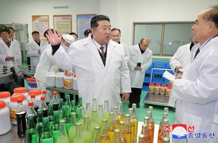 　北朝鮮経済の成長ペースがロシアとの関係拡大により大幅に加速していることが、韓国銀行（中央銀行）が２９日発表した推計で明らかになった。写真は、北朝鮮の金総書記が生産施設を視察する様子。ＫＣＮＡ提供。２０２４年１２月、成川郡で撮影（２０２５年　ロイター/情報不明）