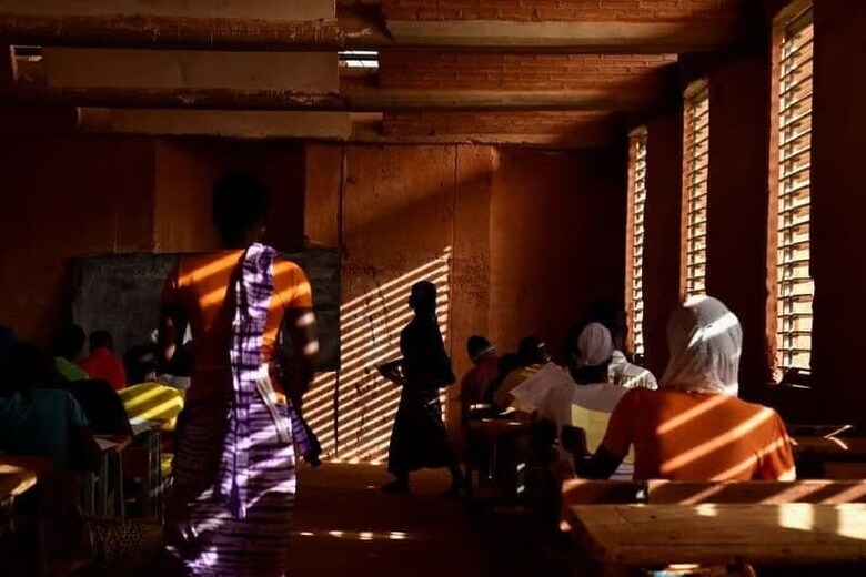 ７月１６日、「建築界のノーベル賞」ともいわれる米プリツカー賞を２０２２年に受けた建築家のフランシス・ケレ氏。幼少期に学んだ西アフリカ・ブルキナファソの学校は、建物が暗くて暑苦しく、子どもの教育よりもパン作りに適していそうなほどだったと振り返る。写真は同氏が設計したブルキナファソ・ガンドの学校。２０２２年６月撮影（２０２５年　ロイター/Anne Mimault）