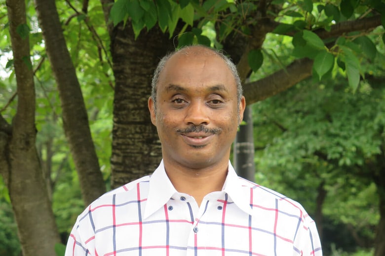 来日24年、現在はスーダン出身の妻と日本で家庭を築き、3人の子を育てているモハメド・オマル・アブディン氏　YUSUKE MORITA-NEWSWEEK JAPAN