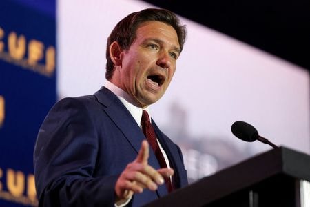２０２４年米大統領選に向けた共和党候補指名争いに出馬しているフロリダ州のデサンティス知事が２５日、テネシー州のイベントへの移動中に交通事故に巻き込まれた。けがはなかったという。知事の報道官が明らかにした。写真は７月１７日、バージニア州で演説するデサンティス氏（２０２３年　ロイター／Kevin Wurm）